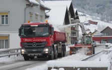 Winterdienst_Schneeabfuehren-Schneeaufladen_mit_fraesen